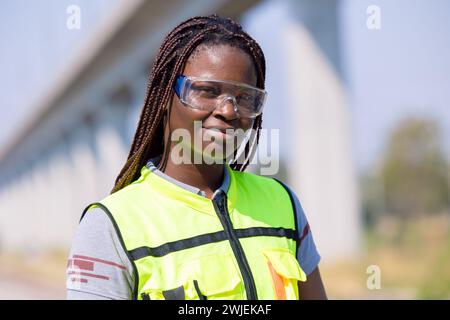 Porträt afrikanische schwarze Ingenieurinnen arbeiten bei der Prüfung des Dienstes auf Bahngleisen in der Transportindustrie Stockfoto