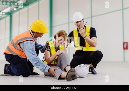 Senior Erwachsene Ingenieur Frauen Ohnmacht krank Gesundheitsproblem fallen Unfälle am Arbeitsplatz Team helfen Unterstützung Stockfoto