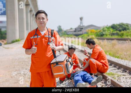 Rettungssanitäter,medizinisch,Notfall,Arzt,Team,arbeiten,in,Aktion,Hilfe,erste,Hilfe,retten,Menschen,Leben,am,Unfall,Ort,draußen Stockfoto