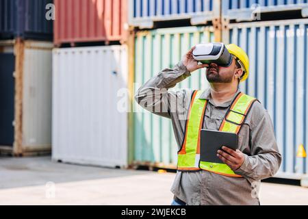 Mitarbeiter mit VR Vision Pro Technologie Headset-Gerät arbeiten auf der Baustelle Container Yard Innovation in der Logistikbranche Stockfoto