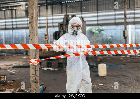 Sicherheitsteam für giftige chemische Gase arbeitet in geschlossenen Bereichen in Gefahr Fabrik Werkstatt Umgebung Kontaminationssicherheit und Schutz Stockfoto