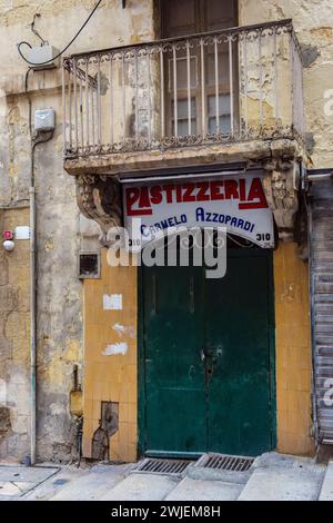 Eine geschlossene Pastizzeria in Valletta, Malta Stockfoto