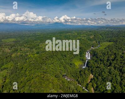 Tropischer grüner Wald mit Wasserkaskaden. Limunsudan Falls. Blauer Himmel und Wolken. Mindanao, Philippinen. Stockfoto