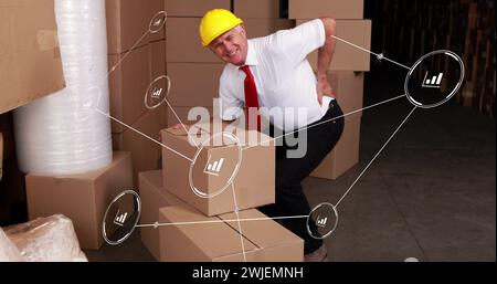 Bild eines Netzes von Verbindungen mit Ikonen über kaukasischen männlichen Arbeitern im Lager Stockfoto