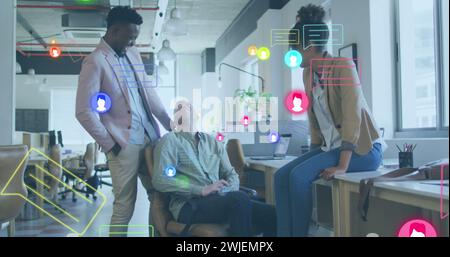 Bild von Mediensymbolen über verschiedenen Geschäftsleuten im Büro Stockfoto