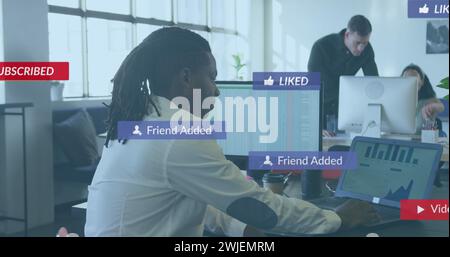 Bild von Mediensymbolen über verschiedenen Geschäftsleuten im Büro Stockfoto