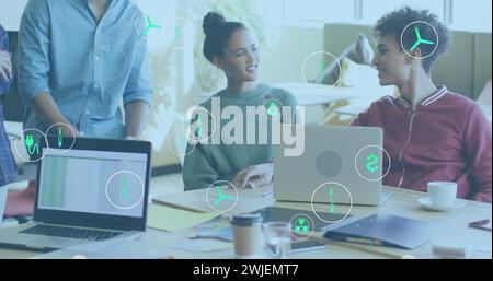Bild von ökologischen Symbolen über verschiedenen Geschäftsleuten im Büro Stockfoto