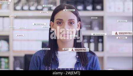 Bild von Mediensymbolen über einer kaukasischen Ladenassistentin, die lächelt Stockfoto