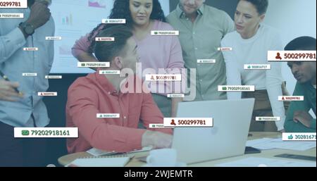 Bild von Mediensymbolen über verschiedenen Geschäftsleuten im Büro Stockfoto