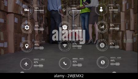 Bild von Symbolen mit Datenverarbeitung über verschiedene Mitarbeiter im Lager Stockfoto