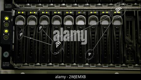 Abbildung des Netzwerks von Verbindungen mit Symbolen über dem Server Stockfoto