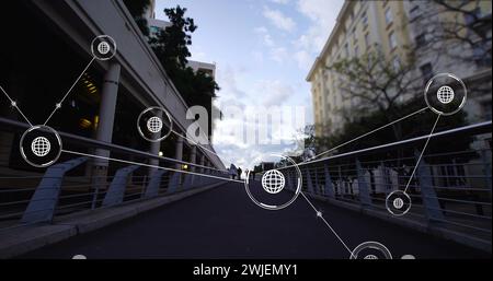 Bild eines Netzes von Verbindungen mit Symbolen über Personen, die auf der Straße laufen Stockfoto