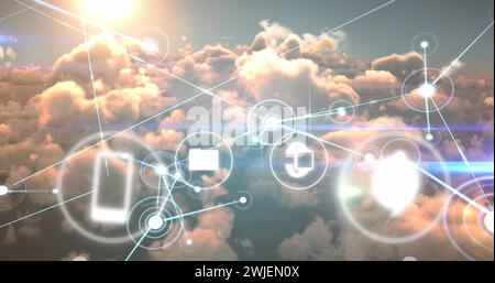 Bild von Verbindungen und Datenverarbeitung über Clouds Stockfoto