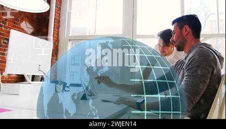 Bild von Symbolen und Datenverarbeitung auf der ganzen Welt und kaukasischen Geschäftsleuten im Büro Stockfoto