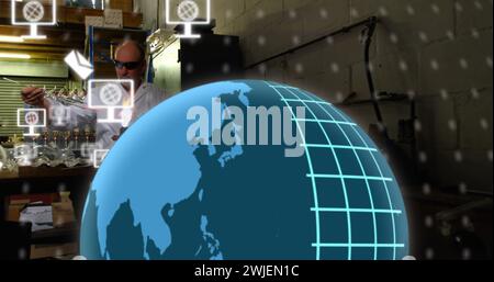 Bild von Ikonen und Datenverarbeitung über dem Globus und kaukasischer männlicher Wissenschaftler Stockfoto