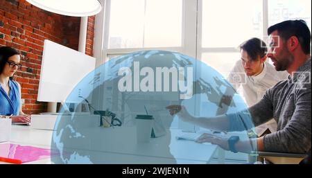 Bild von Symbolen und Datenverarbeitung auf der ganzen Welt und kaukasischen Geschäftsleuten im Büro Stockfoto