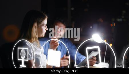 Bild von Symbolen und Daten über verschiedene Geschäftsleute, die im Büro arbeiten Stockfoto