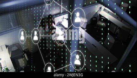 Bild von Symbolen und Datenverarbeitung über verschiedene Geschäftsleute, die im Büro arbeiten Stockfoto