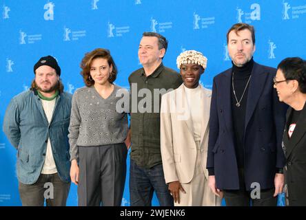 Jury der 74. Berlinale v.r.n.l. Brady Corbet, Jasmine Trinca, Christian Petzold, Jurypräsidentin Lupita Nyong o, Albert Serra, Ann Hui. Berlinale Filmfestival *** Jury der 74. Berlinale f r n l Brady Corbet, Jasmine Trinca, Christian Petzold, Jurypräsident Lupita Nyong o, Albert Serra, Ann Hui Berlinale Filmfestival Stockfoto