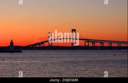 Die claiborne Pell newport Bridge von jamestown nach newport, rhode Island, über die narragansett Bay, mit einem spektakulären Sonnenuntergang Stockfoto