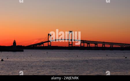 Die claiborne Pell newport Bridge von jamestown nach newport, rhode Island, über die narragansett Bay, mit einem spektakulären Sonnenuntergang Stockfoto