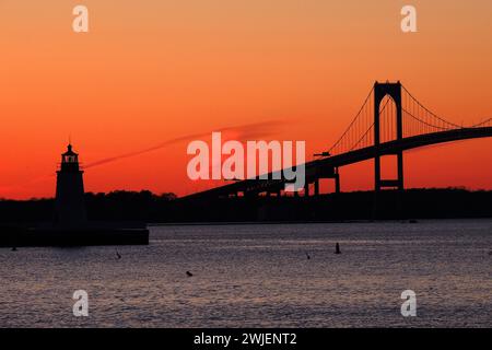 Die claiborne Pell newport Bridge von jamestown nach newport, rhode Island, über die narragansett Bay, mit einem spektakulären Sonnenuntergang Stockfoto