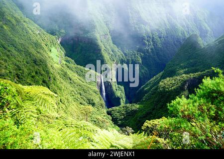 Reunion (Insel Reunion): Der 300 m (1.000 ft) tiefe Canyon „Trou de Fer“ (Eiserloch) und die vulkanische Caldera von Salazie aus dem Blickwinkel Stockfoto