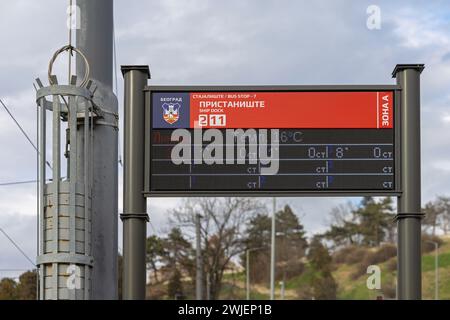 Belgrad, Serbien - 07. Februar 2024: Neues elektronisches Display-Informationstafel an der Bus- und Straßenbahnhaltestelle Schiffsanlegestelle Zone A öffentliche Verkehrsmittel. Stockfoto