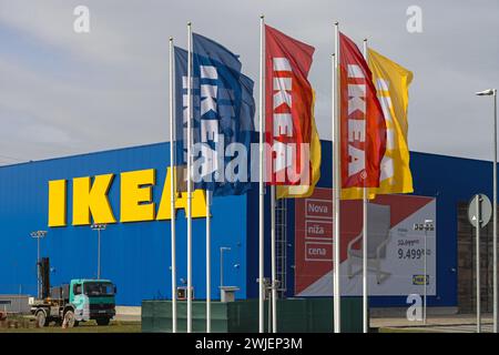 Belgrad, Serbien - 10. Februar 2024: Bunte Flaggen vor dem Ikea Scandinavian Furniture Store. Stockfoto