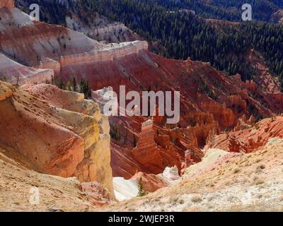 Die spektakulär gefärbten und erodierten Canyons aus Zedernholz brechen das Nationaldenkmal vom höchsten Aussichtspunkt im Südwesten utahs in der Nähe von brian Head Stockfoto