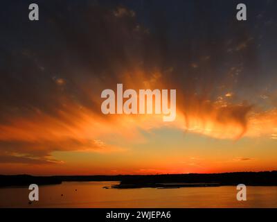 Brillanter Sonnenuntergang über dem Wasser in osage Beach, über dem See der ozarks, missouri Stockfoto