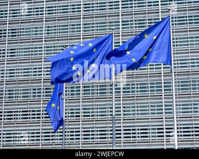 Belgien, Brüssel: Europäische Flaggen vor dem Berlaymont-Gebäude, Sitz der Europäischen Kommission. Stockfoto