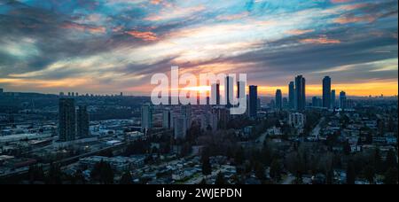 Sonnenuntergang über der Skyline der Stadt mit hohen Gebäuden im Hintergrund. Burnaby Vancouver, BC, Kanada Stockfoto
