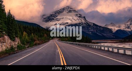 Malerische Straße in der kanadischen Rocky Mountain Landschaft. Icefields Pkwy, Banff, Alberta, Kanada. Stockfoto