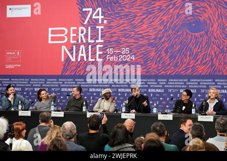 15. Februar 2024, Berlin: Brady Corbet (l-r), Mitglied der Internationalen Jury der Berlinale 2024, Jasmine Trinca, Mitglied der Internationalen Jury der Berlinale 2024, Christian Petzold, Mitglied der Internationalen Jury der Berlinale 2024, Lupita Nyong'o, Präsidentin der Internationalen Jury der Berlinale 2024, Albert Serra, Mitglied der Internationalen Jury der Berlinale 2024, Ann Hui, Mitglied der Internationalen Jury der Berlinale 2024, Oksana Zabuzhko, Mitglied der Internationalen Jury der Berlinale 2024, nehmen an der Pressekonferenz der Internationalen Jury der Berlina Teil Stockfoto