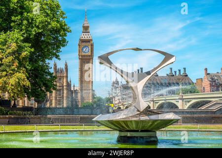 Blick auf Big Ben und Houses of Parliament durch den Brunnen im St. Thomas Garden. London, England, Großbritannien Stockfoto