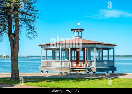 Hölzerner Sightseeing-Pavillon an der Strandpromenade in Haapsalu. Estland, Baltische Staaten, Europa Stockfoto