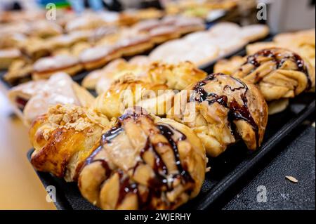 Berlin, Deutschland. Februar 2024. Beim Konditortest in der Berliner Bäckergilde stehen Backwaren auf einem Tisch. Quelle: Fabian Sommer/dpa/Alamy Live News Stockfoto