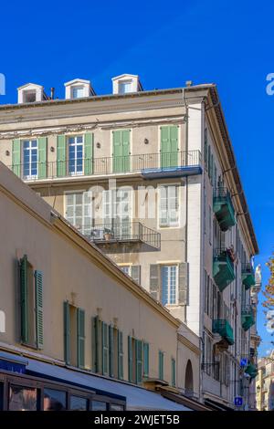 Blick auf das schöne Gebäude, in dem sich das schicke italienische Restaurant La Voglia in Nizza befindet, an der französischen Riviera, Cote d'Azur, Frankreich. Stockfoto