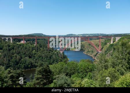 Ruynes-en-Margeride (Südmittelfrankreich): Das Garabit-Viadukt, eine Eisenbahnbogenbrücke über die Truyere, die von Gustave Eiffel gebaut wurde. Gebäudere Stockfoto