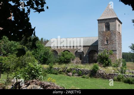 Aubrac (Südfrankreich): Kirche Notre-Dame-des-Pauvres im Regionalen Naturpark Aubrac. Das Gebäude ist als National Historic Landmark (Fr. Stockfoto