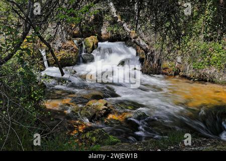 346+ hoher Wasserfluss aus Vevcani-Quellen, die vom Jablanica-Berg herunterfließen und dann durch das Dorf fließen. Vevchani-Nordmazedonien. Stockfoto