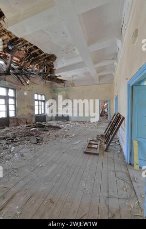 354 alte Klassenzimmer-Überreste einer ruinierten, verlassenen ehemaligen Grundschule voller Schutt. Vevchani-Nordmazedonien. Stockfoto