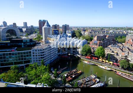 Niederlande, Rotterdam: Der alte Hafen im Stadtzentrum. Im Hintergrund die Cube Houses. Überblick vom Witte Huis (Weißes Haus) Stockfoto