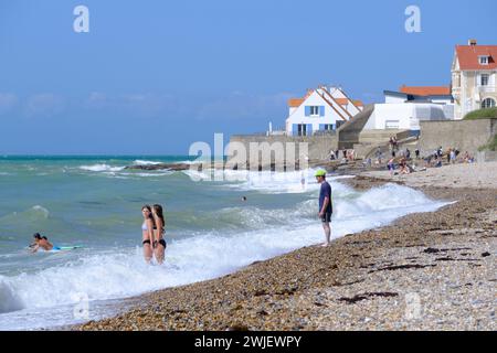 Audresselles, an der Küstenregion „cote d’Opale“ (Nordfrankreich): Strand und Häuser entlang des Ufers Stockfoto