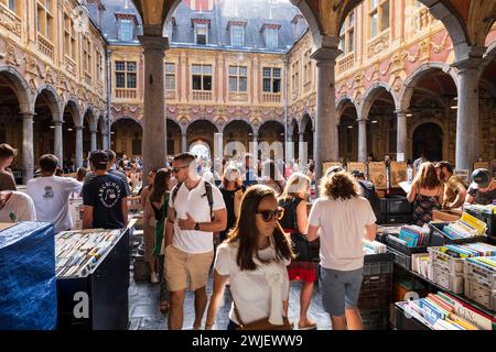 Lille Flohmarkt am 3. September 2023 (Nordfrankreich): Gebrauchtbuchverkäufer an der Vieille Bourse (Alte Börse) Stockfoto