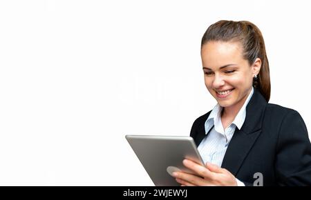 Isolieren Sie Geschäftsfrau im Anzug mit ihrem digitalen Tablet und lächeln Sie. Stockfoto