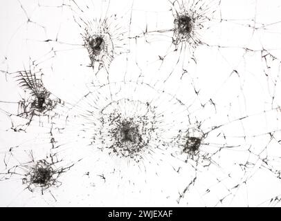 Glasbruch auf weißem Hintergrund. Satz Risse am Fenster für die Konstruktion. Stockfoto
