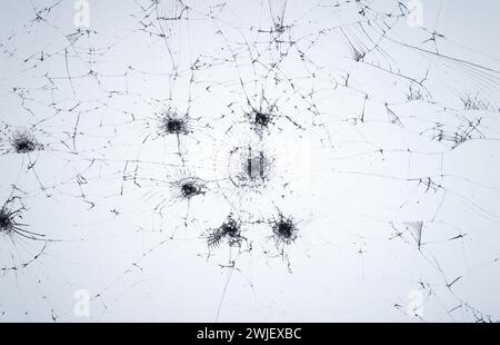 Risse am Fenster. Gebrochene Glasstruktur für Design. Stockfoto