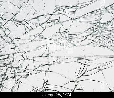 Glas mit Rissen. Unterbrochene Fensterstruktur auf weißem Hintergrund. Stockfoto